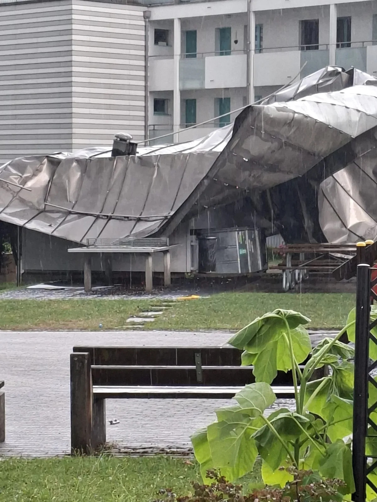 Das Dach landete unter anderem auch auf dem Spielplatz der Siedlung. Man sieht ein Dach, das auf einem PingPong-Tisch liegt.